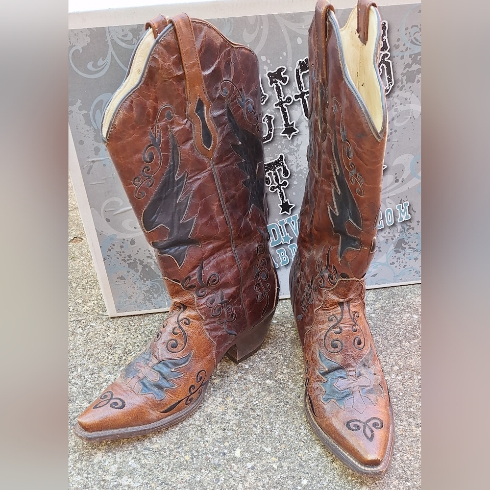 DESIGNER BOOTS WITH INTRICATE STITCHING & MID-CALF HEIGHT.